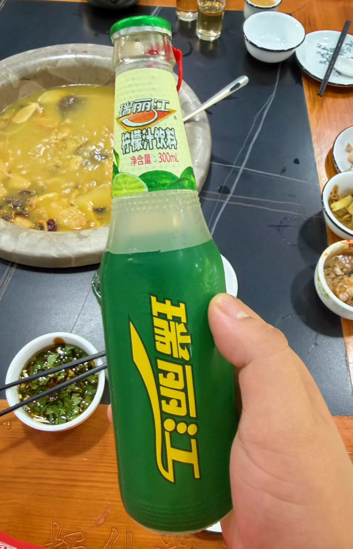 吃顿抚仙湖特色是蒸汽石锅鱼，稻花鱼配各种菌子，味道很好也很实惠。就是这牌子柠檬汁