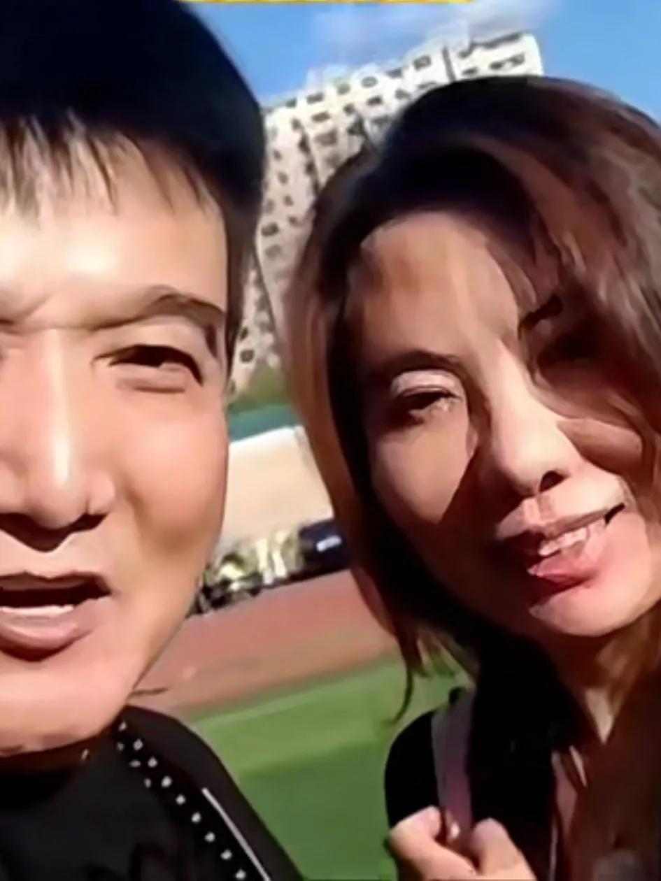 有粉丝问何树成你有老婆吗？何树成说老婆能没有吗，这年头谁还没个老婆，就这一个老婆