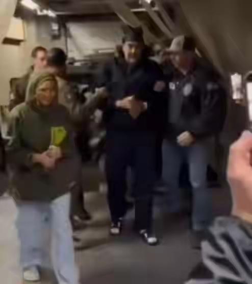 最近全身心关注：美国抓捕委内瑞拉总统马杜罗夫妇。太欺负人了，抓谁都可以，都给总统