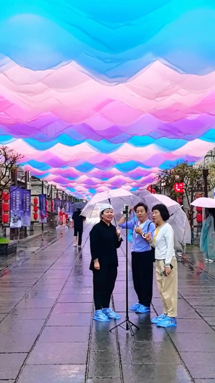 河南洛阳雨中游洛邑古城。
朋友们，秋雨之中游玩洛阳洛邑古城，收获的不仅仅是风光美