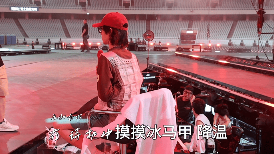 #华晨宇四面台彩排花絮# 华晨宇真的很厉害，彩排现场也能一秒进入状态，还认真与导