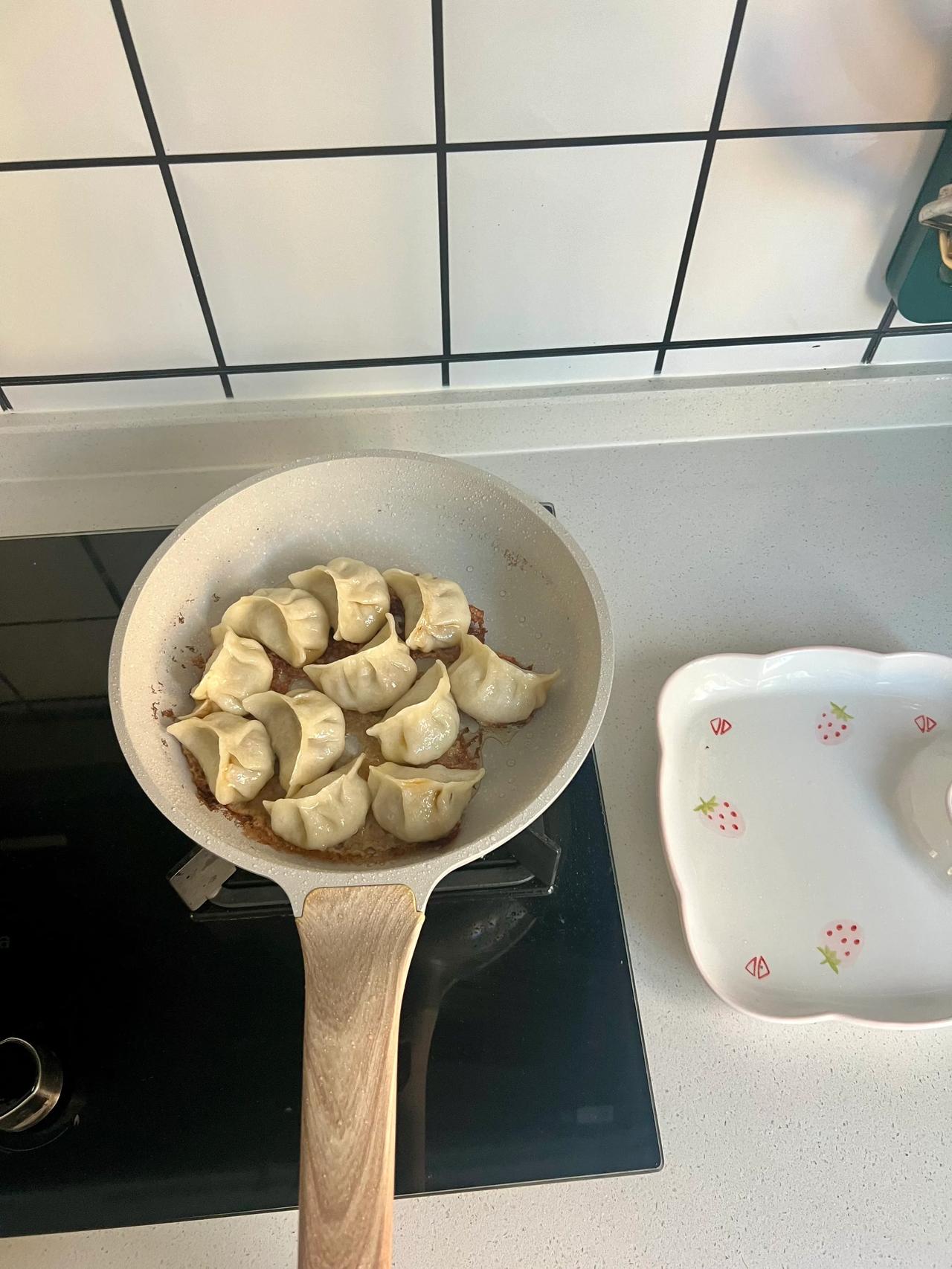 早上十点半起床，起来收拾一下去超市，买了排骨跟猪肉，又买了一小把韭菜，回家就开始