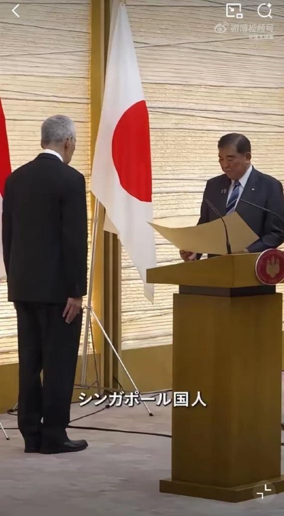 如何看待李显龙接受日本天皇授予旭日勋章？
是“一世功劳得到认可”还是“新日友好尊