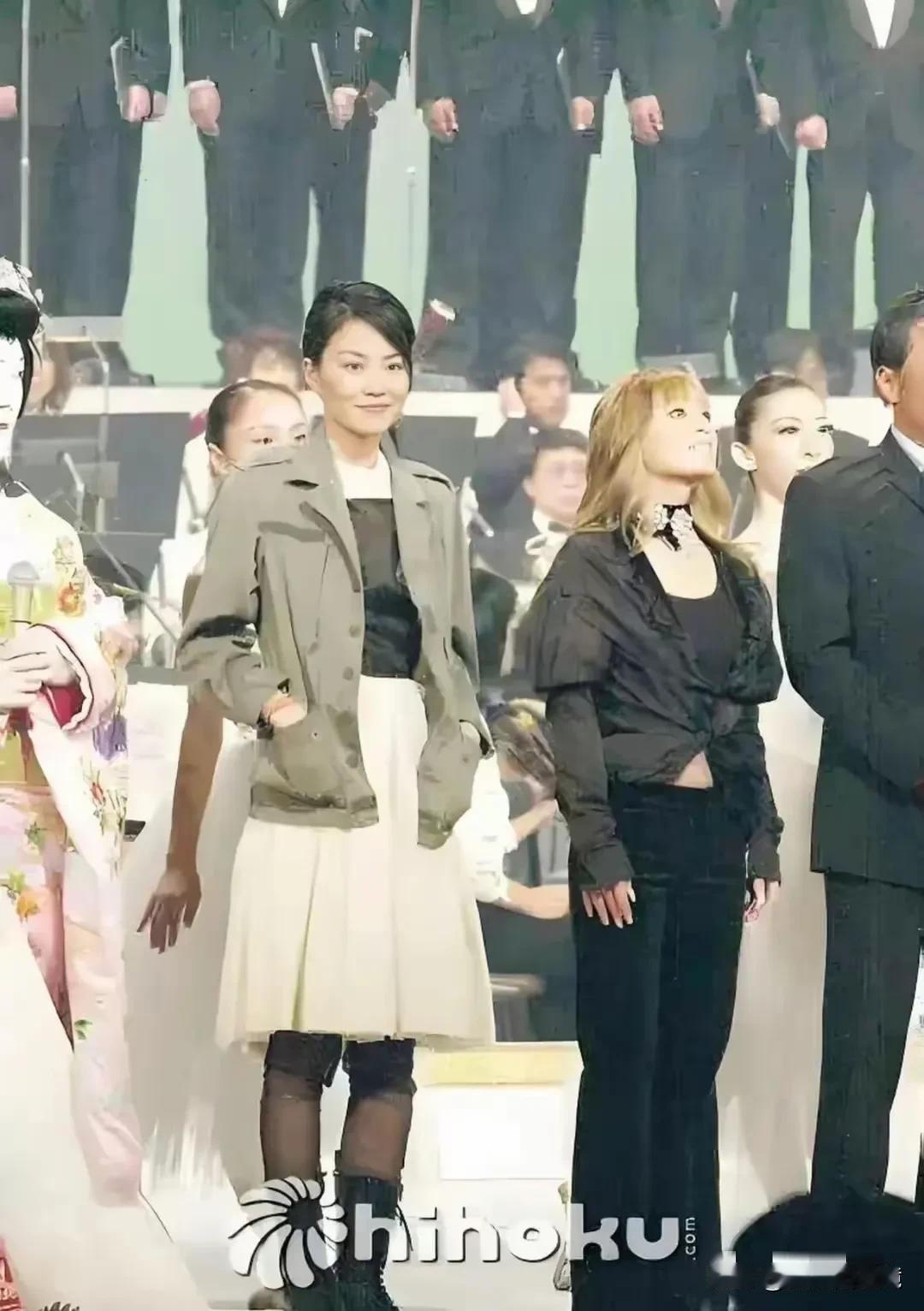2002年中日友好歌会上，王菲和滨崎步的合影。
这张照片看起来有点喜感，两个人看