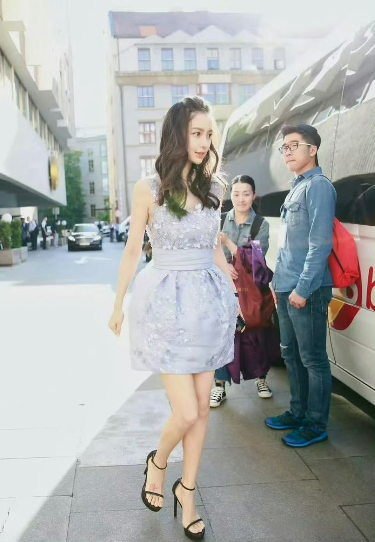 Angelababy17年录跑男时就已经实现高定自由，所以后来的上综艺穿高定应该