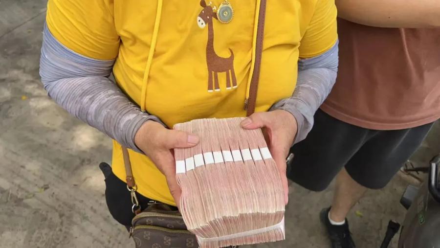 环卫工翻10吨垃圾找回10万元，这事儿太让人感动！一位六旬老人从汕尾带10万现金