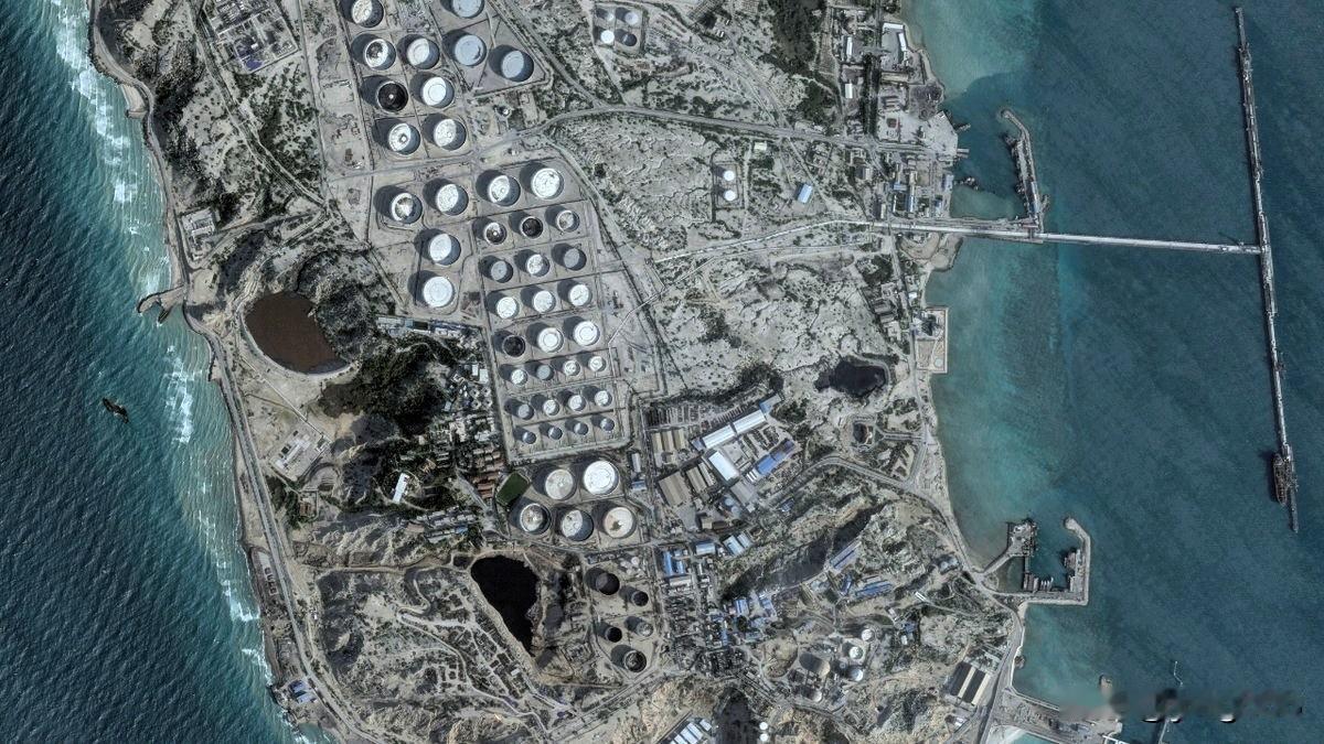 特朗普威胁要打击哈尔克岛的石油基础设施，该岛承担着伊朗90%的原油出口。
   