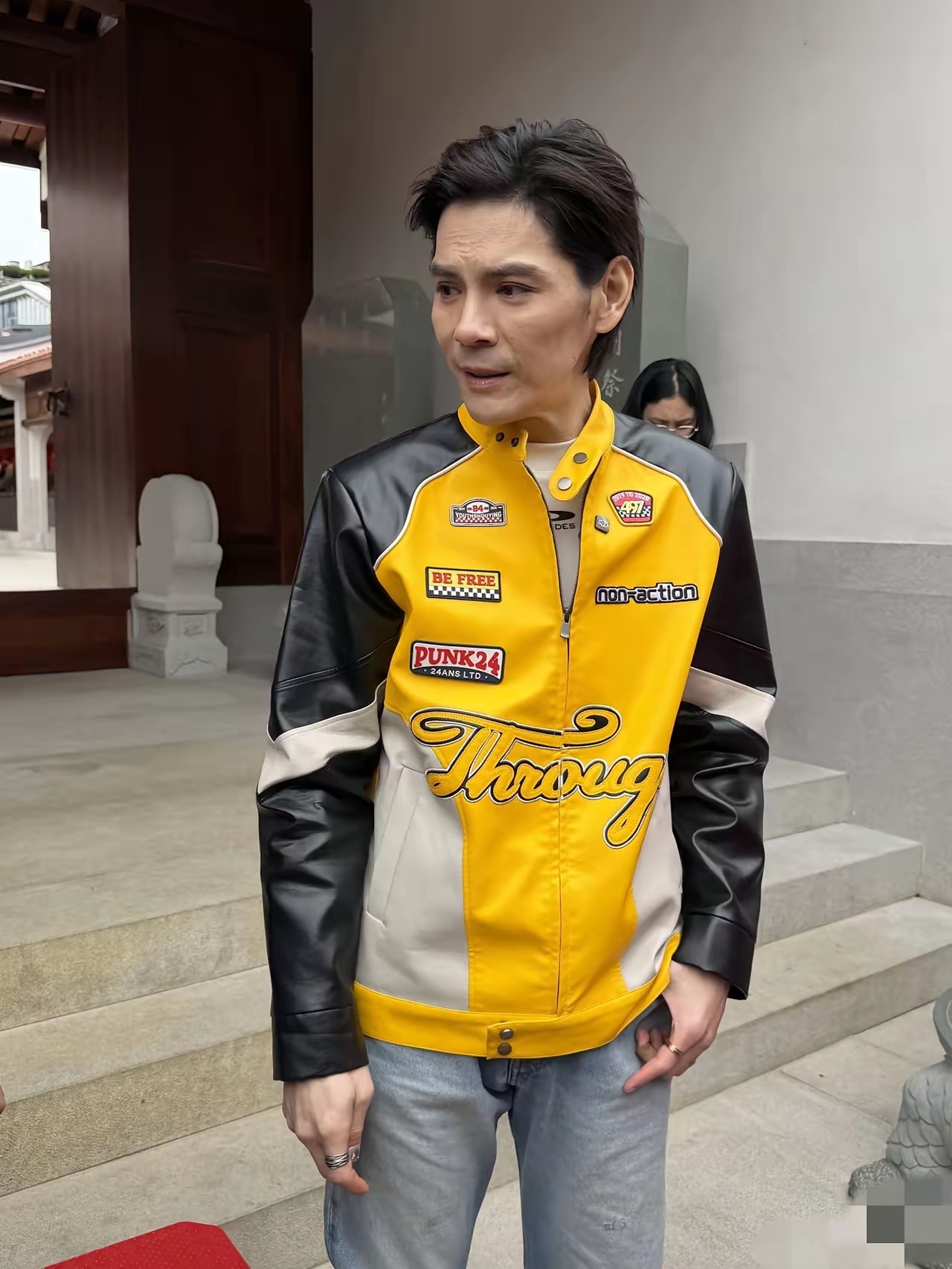 向佐，成心是想把大家给笑死吗？好不容易正儿八经的穿回男装，结果差点被看成是外卖小