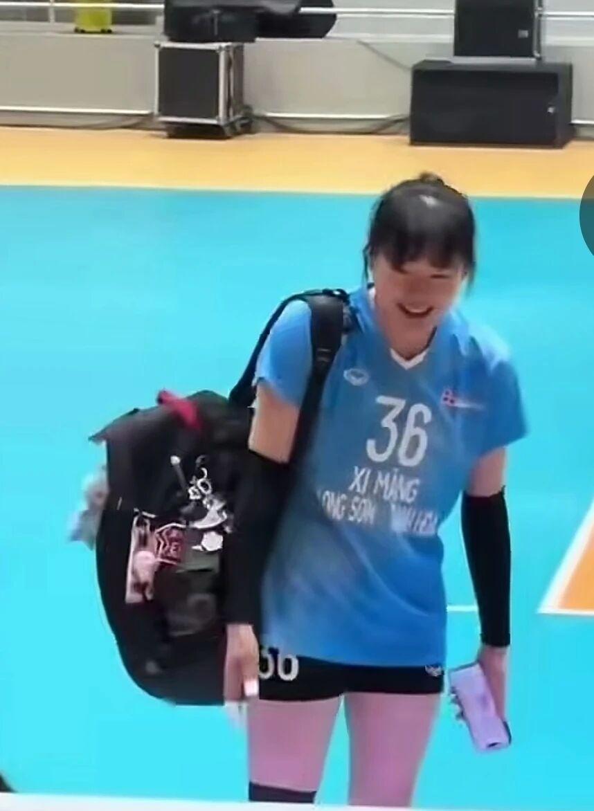 蔡晓晴真的是国内排坛“可盐可甜”的绝佳代表。她身上这种“高攻少女” 的反差感，恰