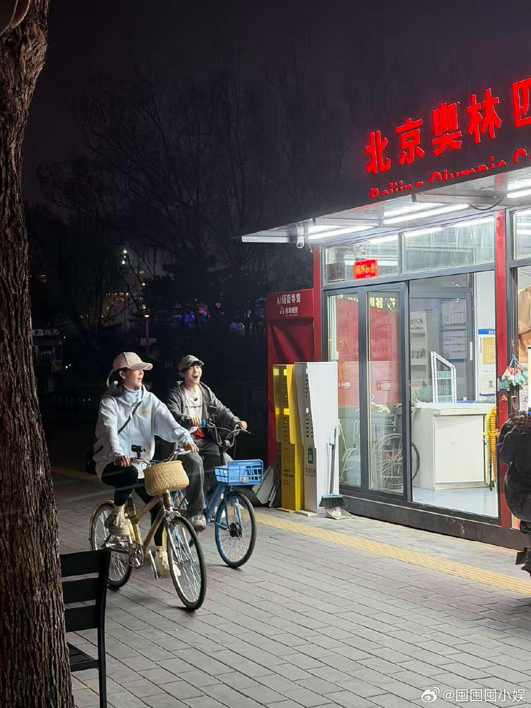 偶遇谢娜沈凌骑自行车网友偶遇谢娜沈凌骑自行车，一年一度的节目又来了哈哈哈。偶遇谢