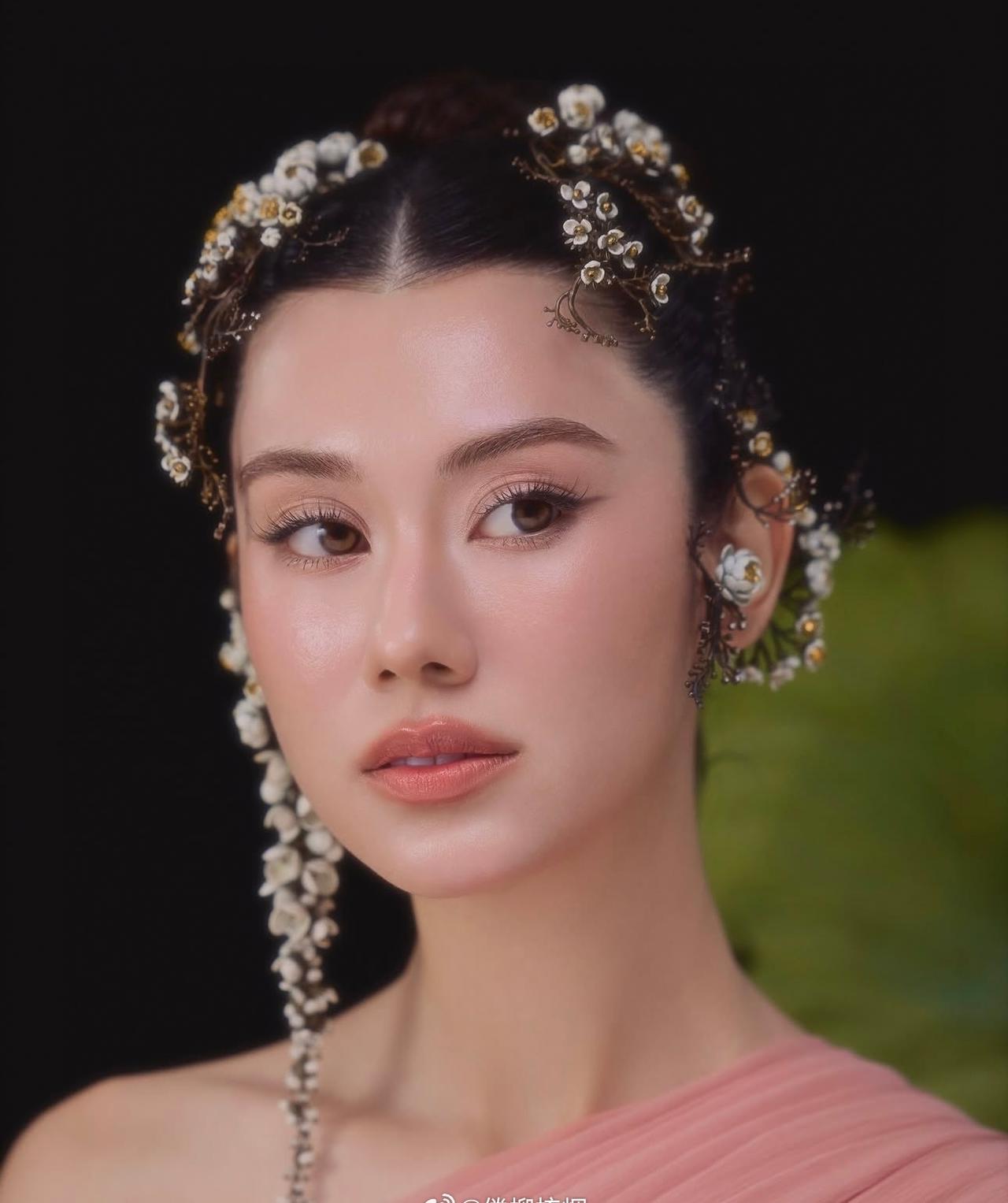 Lena的宋干节look。。 ​​​