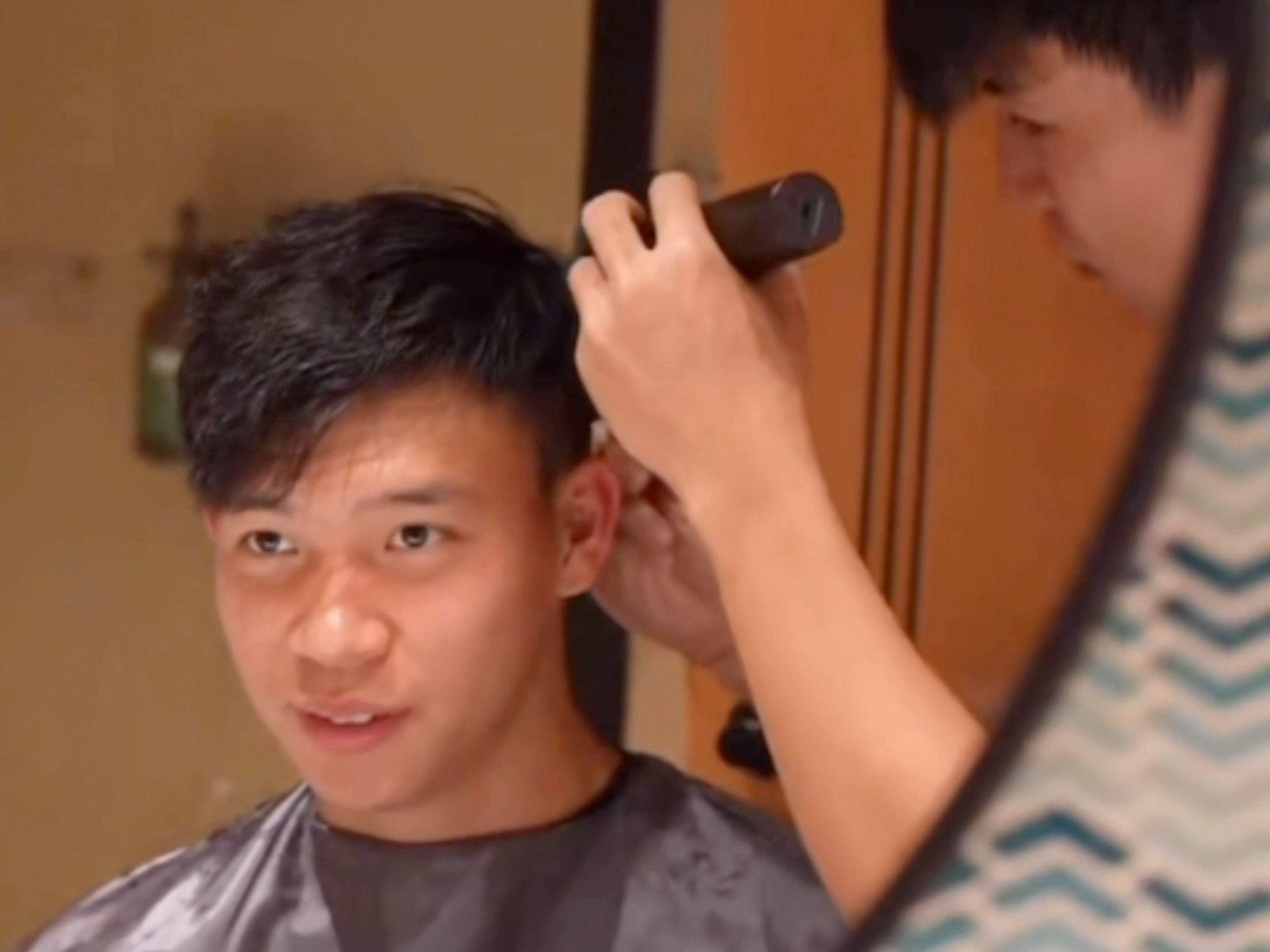 国足首席造型师徐彬想看姆巴栋理个小平头