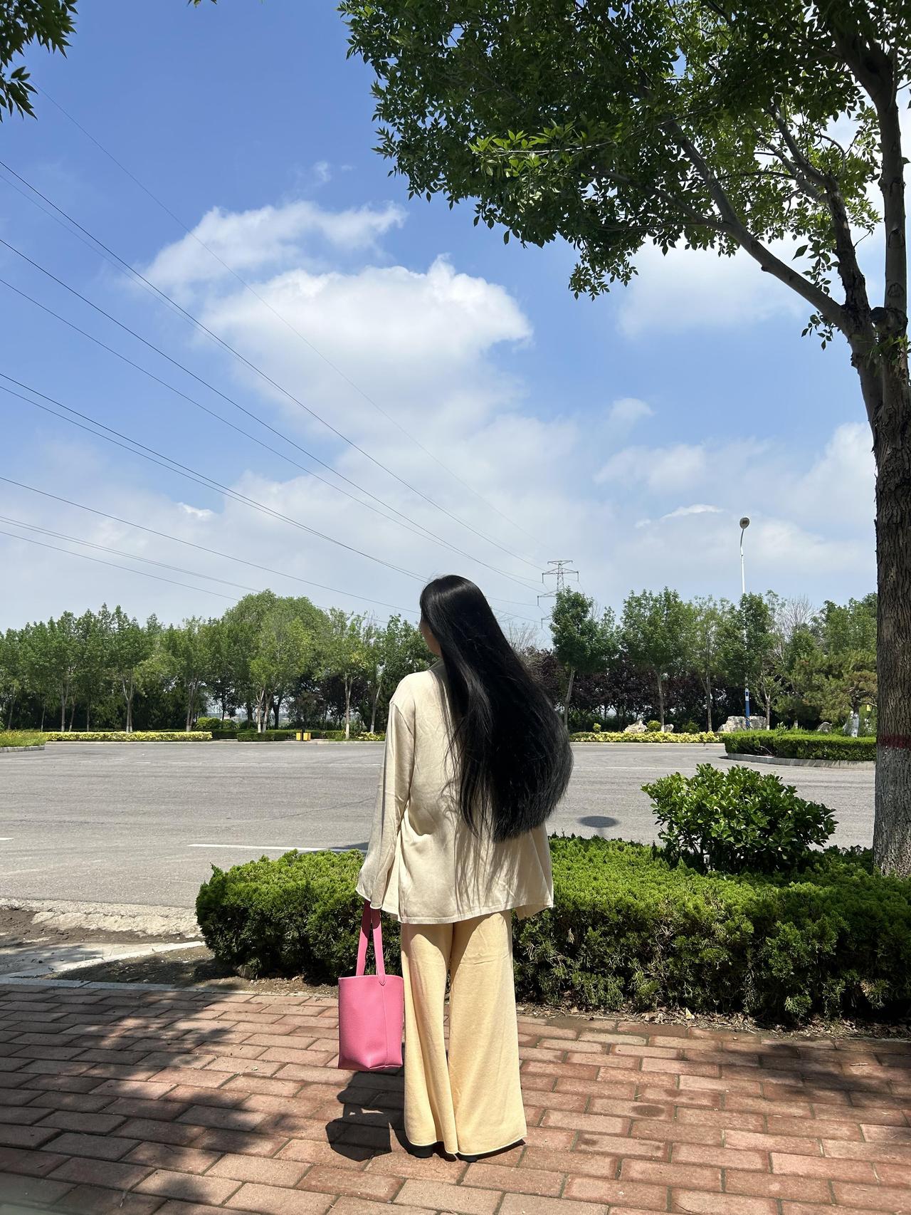 黄仁勋说:
“一个家旺不旺，
看父亲就知道：
父亲有大格局，家就能往上走；
父亲