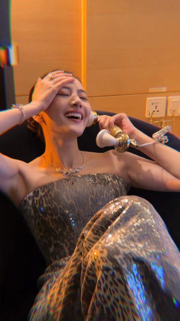 高圆圆豹纹美人鱼 豹纹穿不好容易俗，但她硬是穿出了优雅感。再加上鱼尾裙摆，走起来