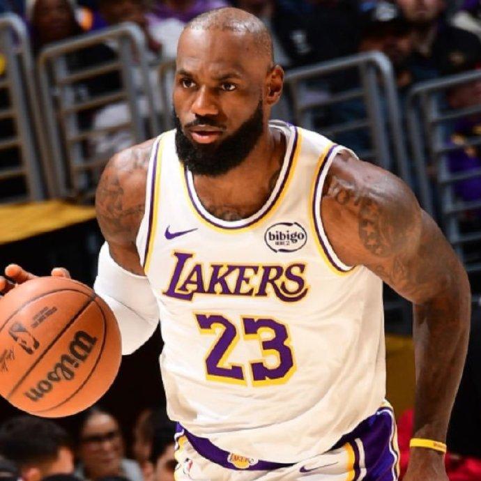 詹姆斯上半场：8分3板3助，正负值-16！
詹姆斯全场打完：26分7板10助，正