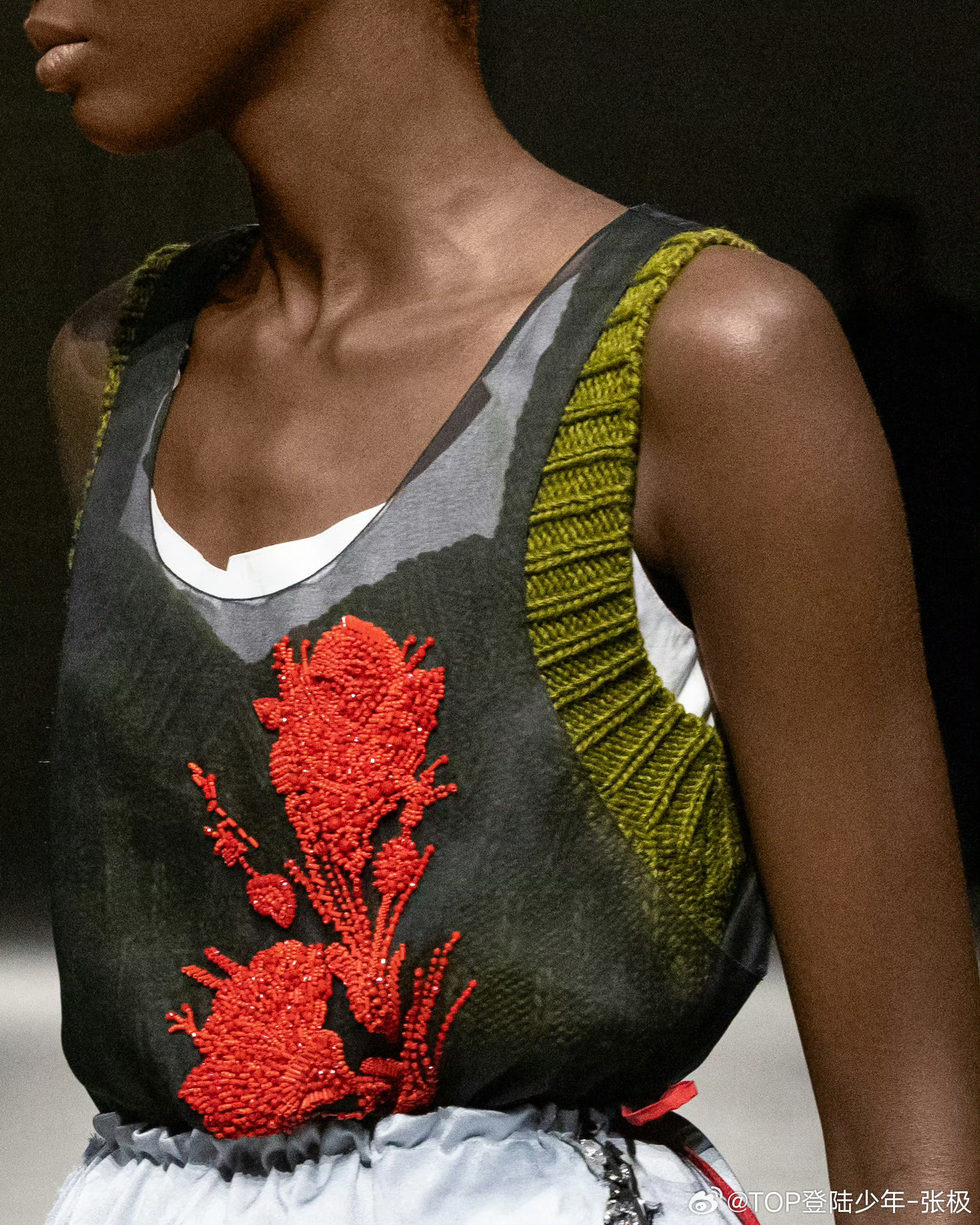 Prada认领单人张极说实话，品牌给TOP的待遇挺高的看秀第一排位置也比较好 