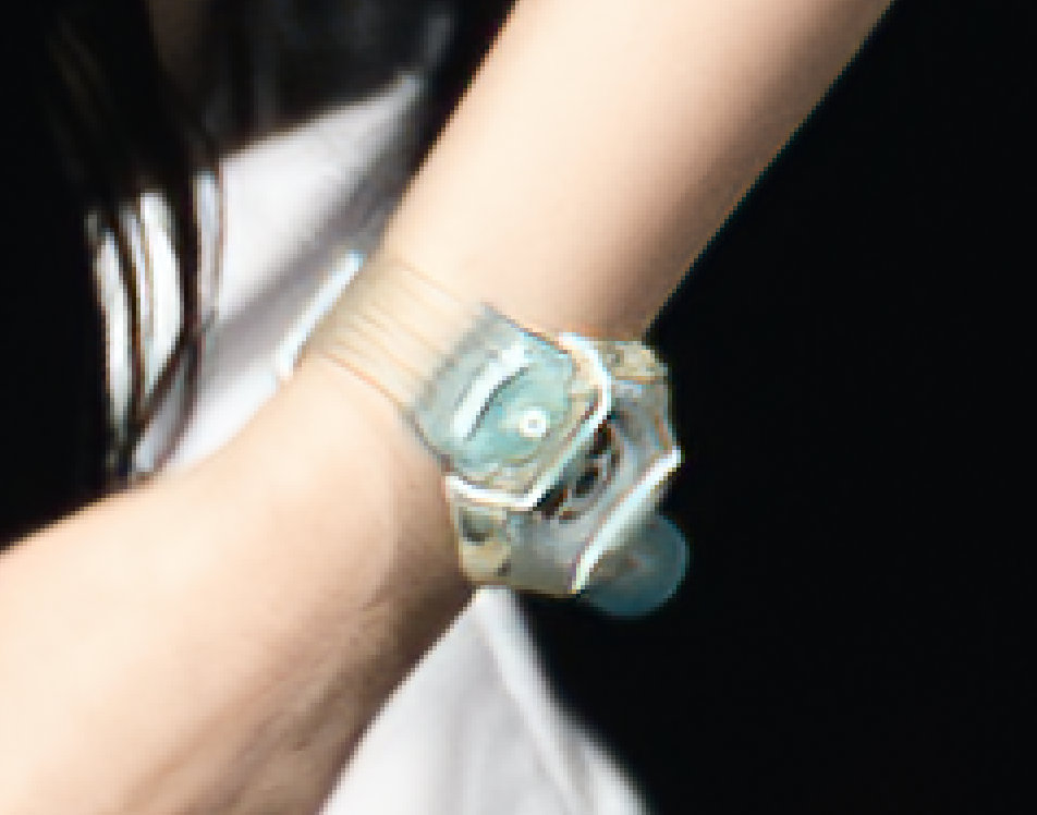 柳智敏似乎为中国巡演准备了中国元素，在手表上我们发现了一只🐼 