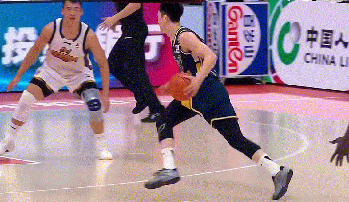 萨姆纳打疯了！单节18分火力全开，下半场麦考尔不在场，广东队进攻顺畅了不少啊，徐