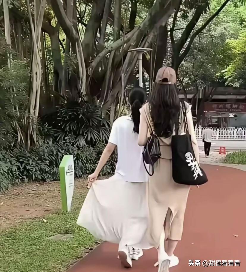 昨天马筱梅带小玥儿逛公园，今天带小玥儿吃饭被网友偶遇，小玥儿头发剪短了，穿了白色