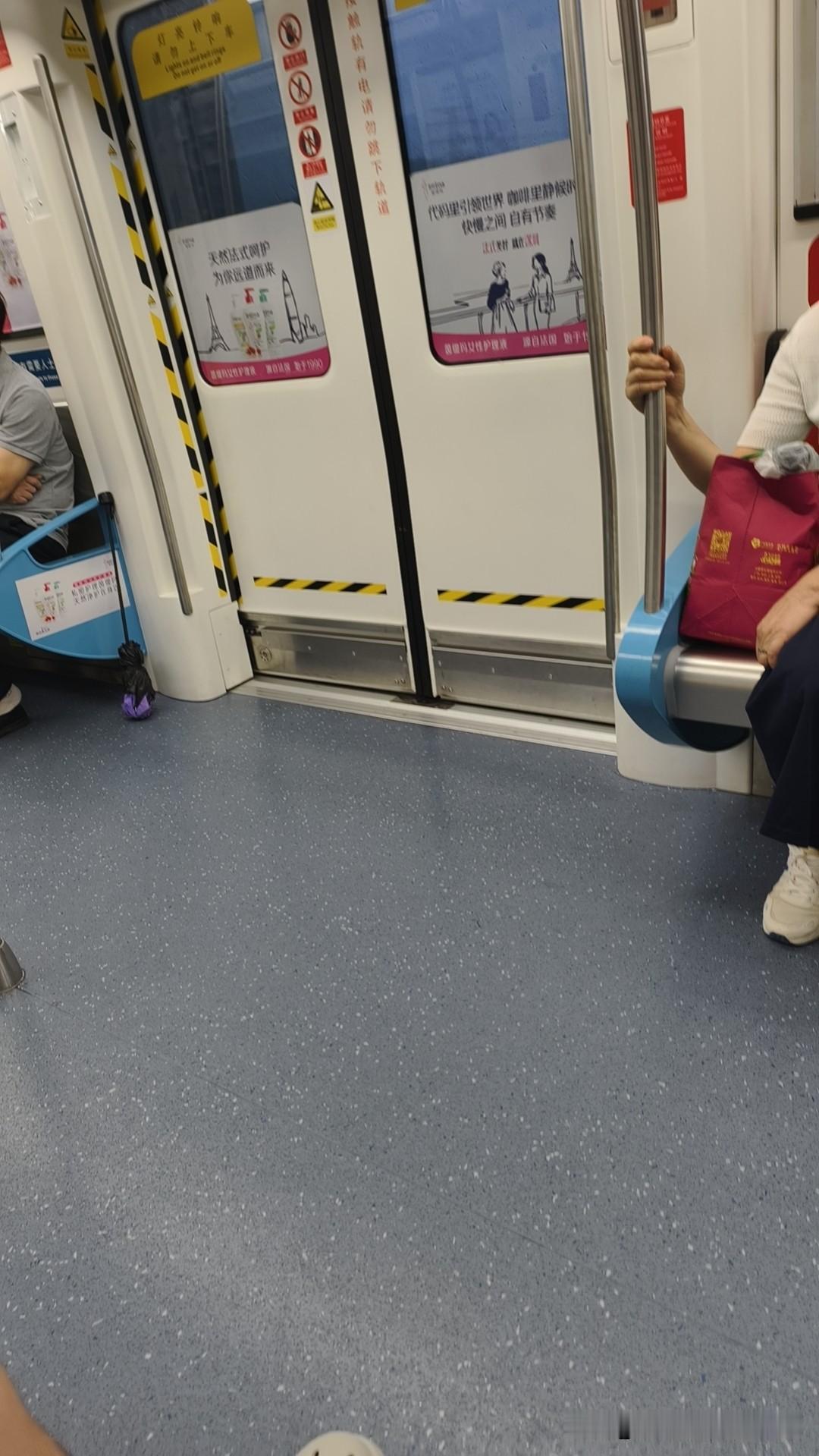 今天要带客户去罗湖翠竹看深中旁边的房子罗湖区楼市 ，刚刚上地铁，客户说下午下大雨