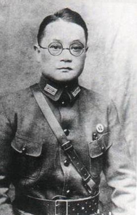 1949年，国军上将潘文华决定起义，却发现七姨太是特务，为了不打草惊蛇，他对七姨