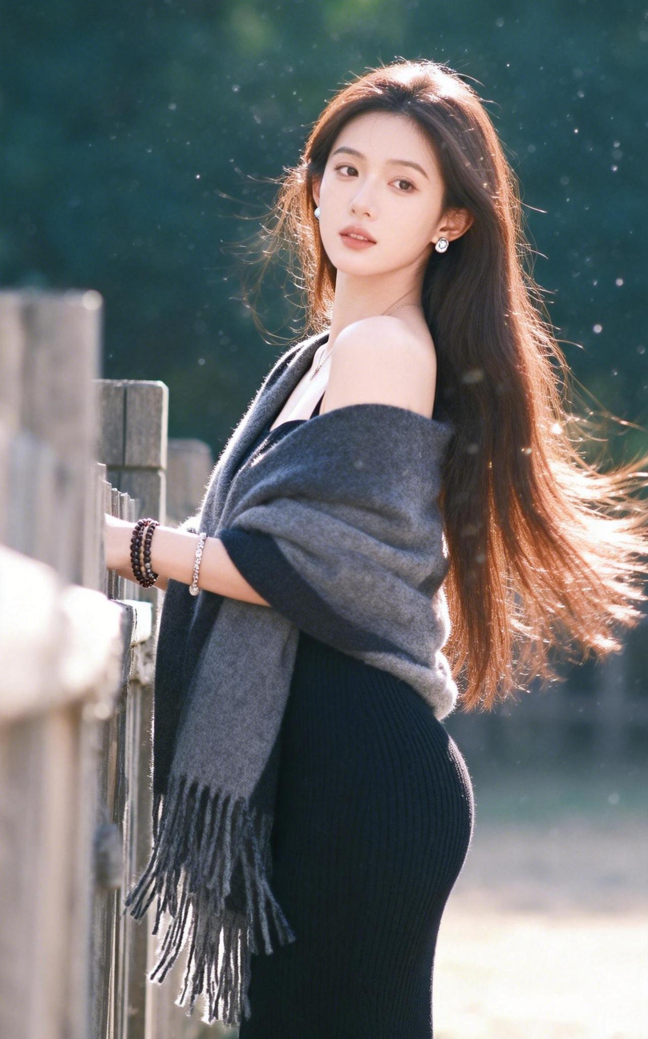 上联：素纱斜覆肩凝雪
下联：长发轻扬鬓带香