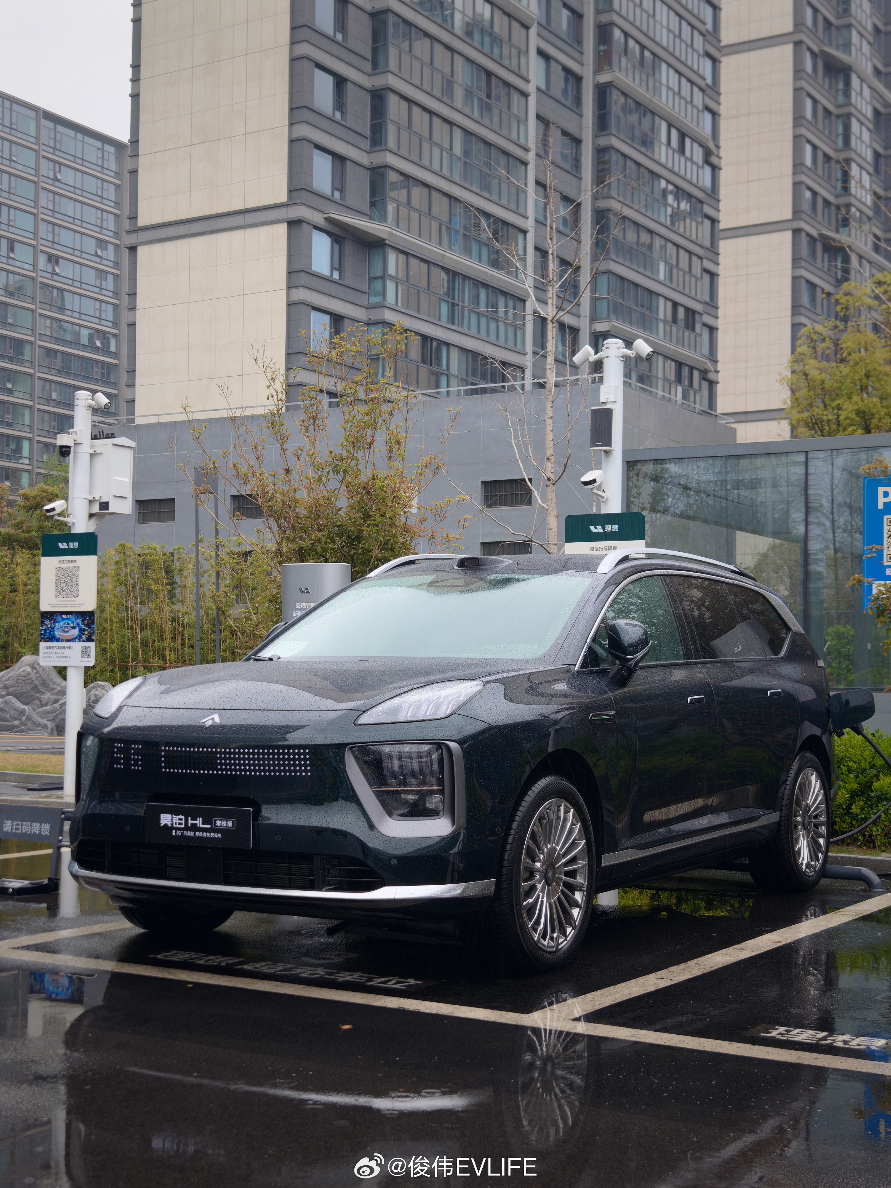 昊铂HL在补能，说起这款车就联想到此前他们CEO。此前负责昊铂品牌的时候动静很大