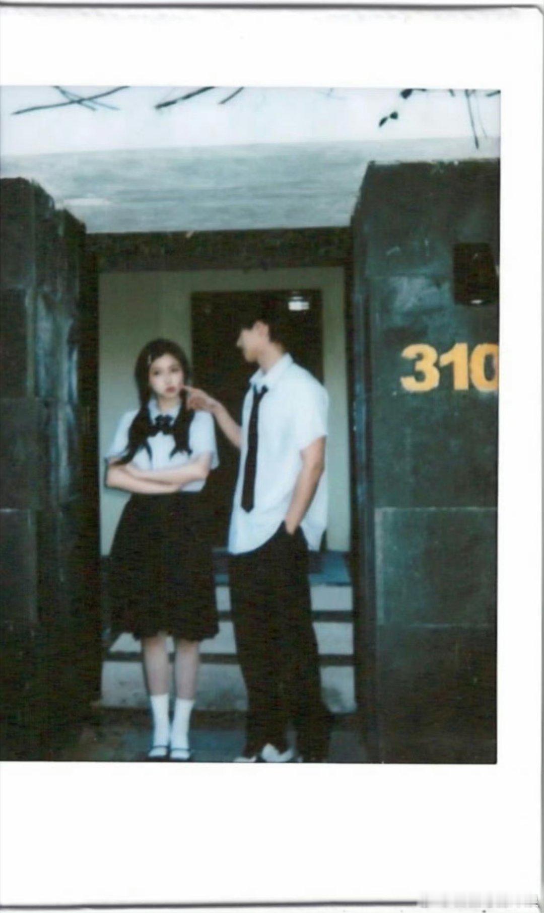 虞书欣、何与《双轨》校服拍立得，营业的神，真售后不断！！ 