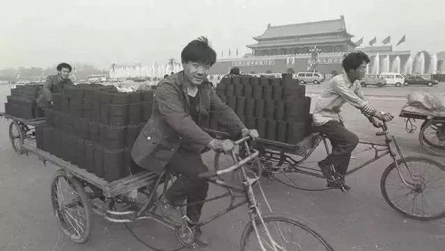 当下的“时代回望”，本质上是一场对生存确定性的集体心理打捞。在信息过载、算法横行