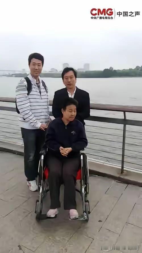 这个谎撒的太大了！近日，央视媒体曝光了上海一位警官，他竟然扮演山西一对老人的儿子