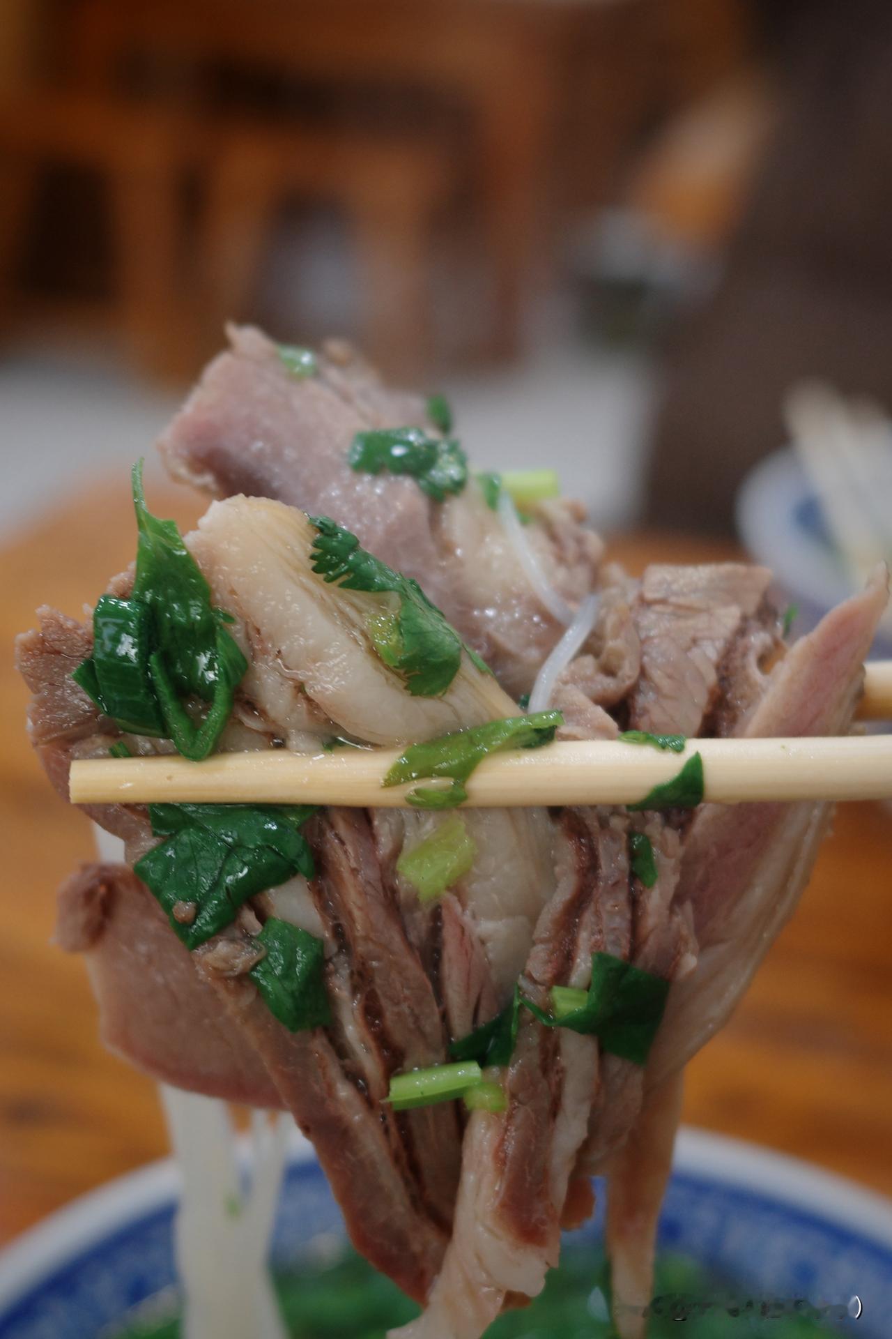 西安冬天第一美食水盆羊肉，24块一碗，两个饼，泡一个夹一个，抹上油泼辣子夹上小菜