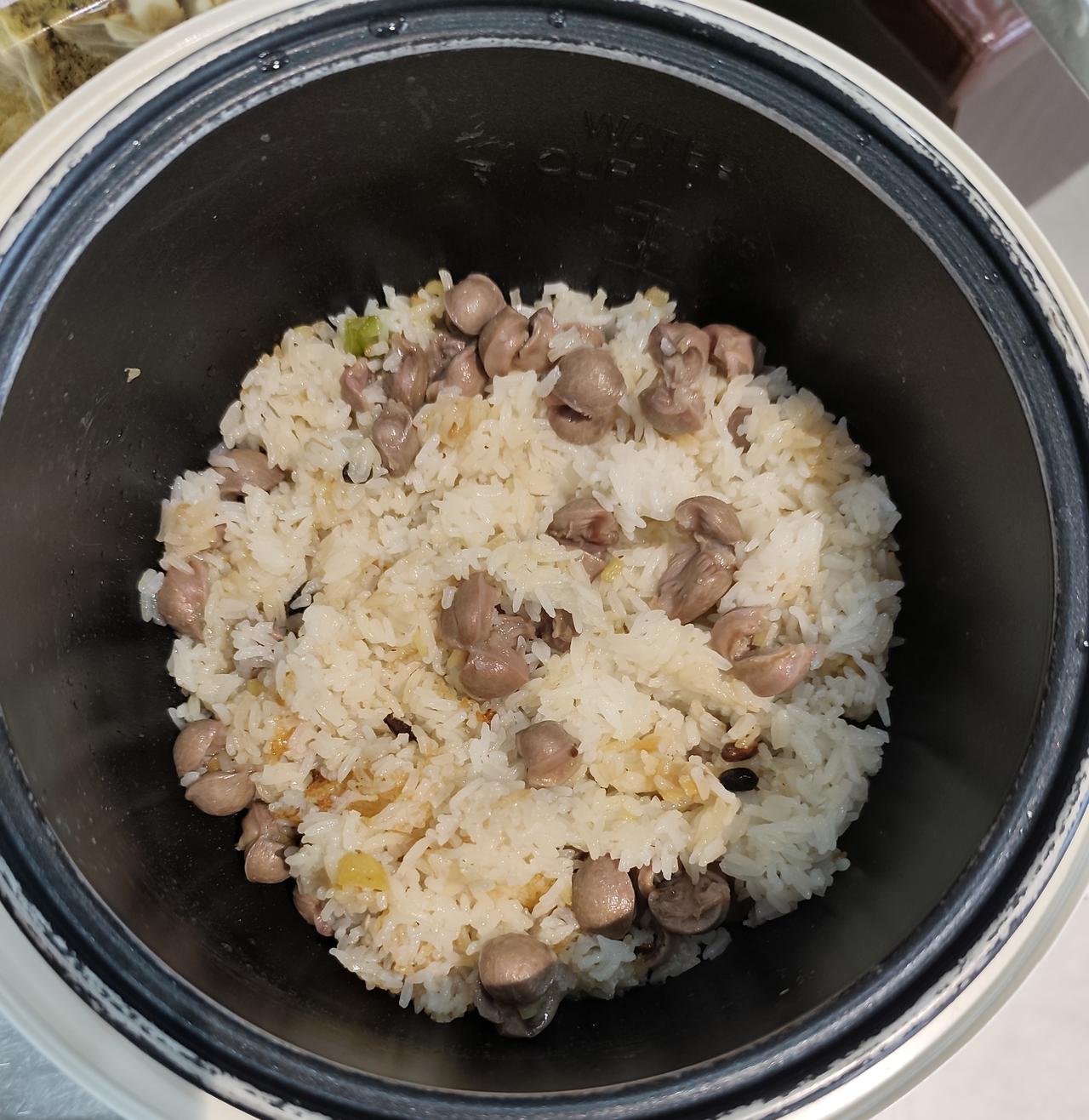 在广东，地上走的鸡，鹅，鸭，天上飞的乳鸽都要留在广东食，多数老板的心态就是不要太