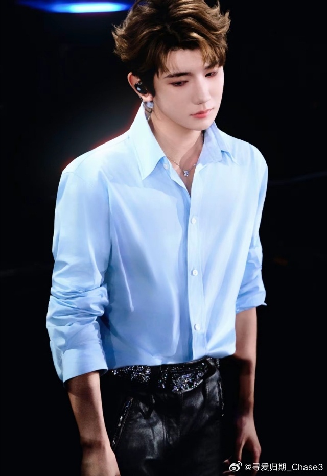 王源[超话]💚 王源宇宙超级无敌大大狂欢巡演💚 王源城市捉迷藏 手如柔荑，肤