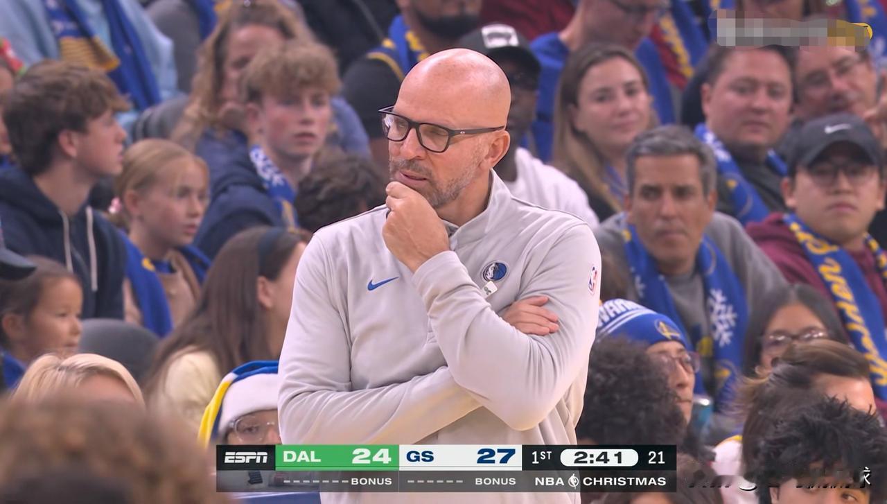 独行侠主帅基德真是愁坏了！在今天独行侠客场挑战勇士的圣诞大战中，当时比赛进行到了