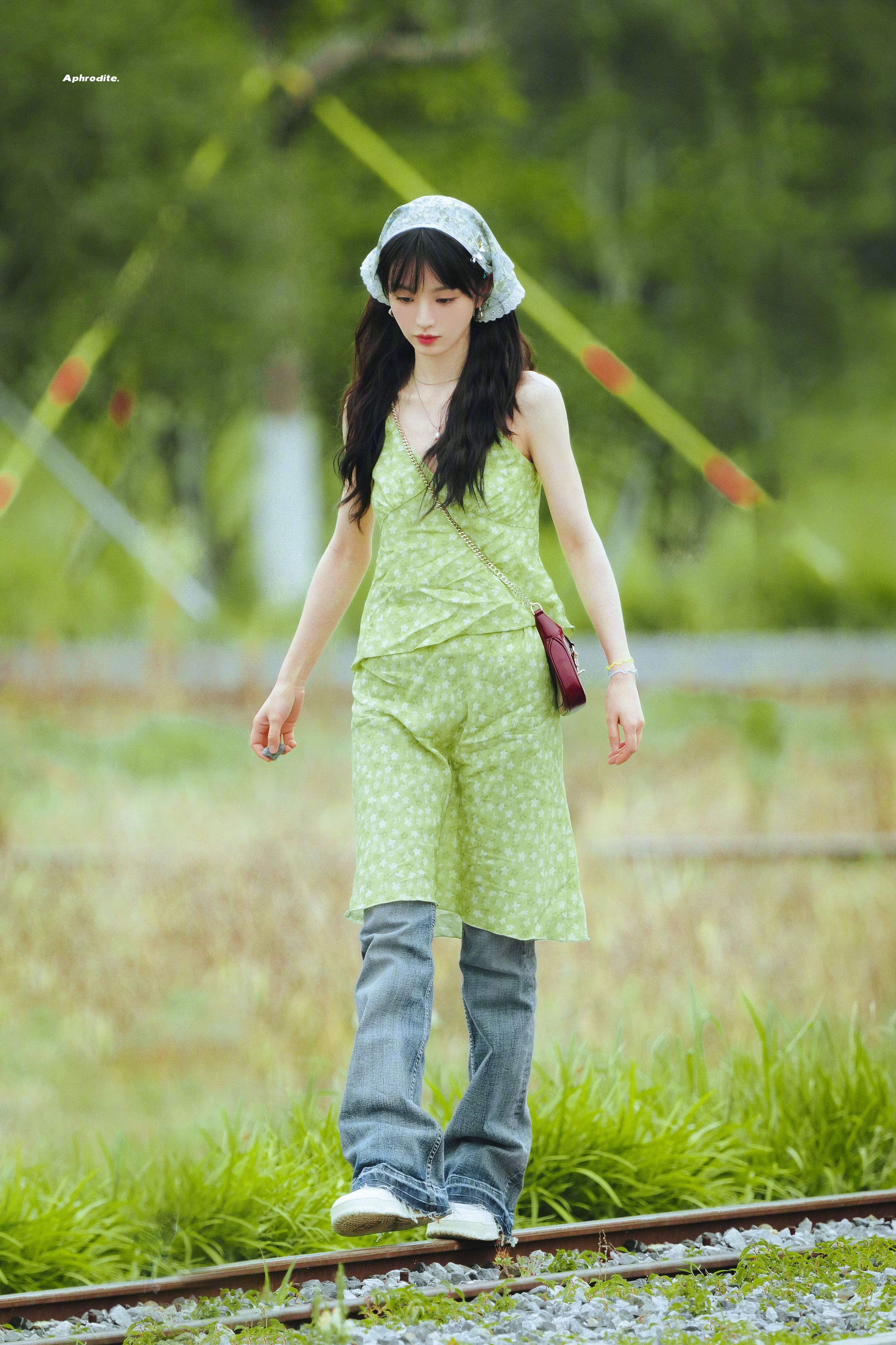 田曦薇丨田间特别清新的一抹绿色 大自然里的小精灵🍃 #田曦薇绿色吊带# ​​​