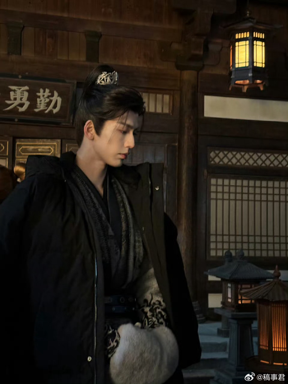 张凌赫剧组碎片 解锁武安侯的片场N连拍！磨剑、发呆、耍帅每一面都好戳人