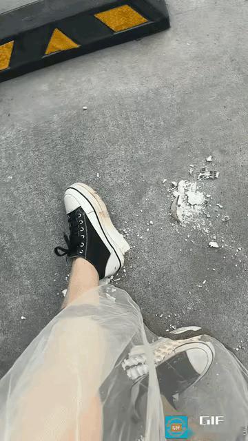 猝不及防，这也太出乎意料了！

无意中，刷到一个视频，广东一女子正走在大街上，突