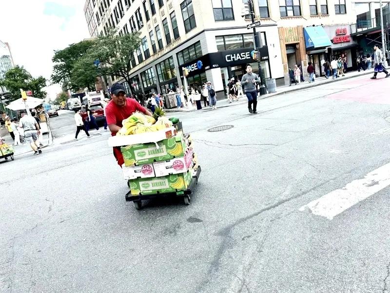 纽约市警大举扫荡，法拉盛无证照水果摊贩弃数十箱水果奔逃。
皇后区法拉盛市中心非法
