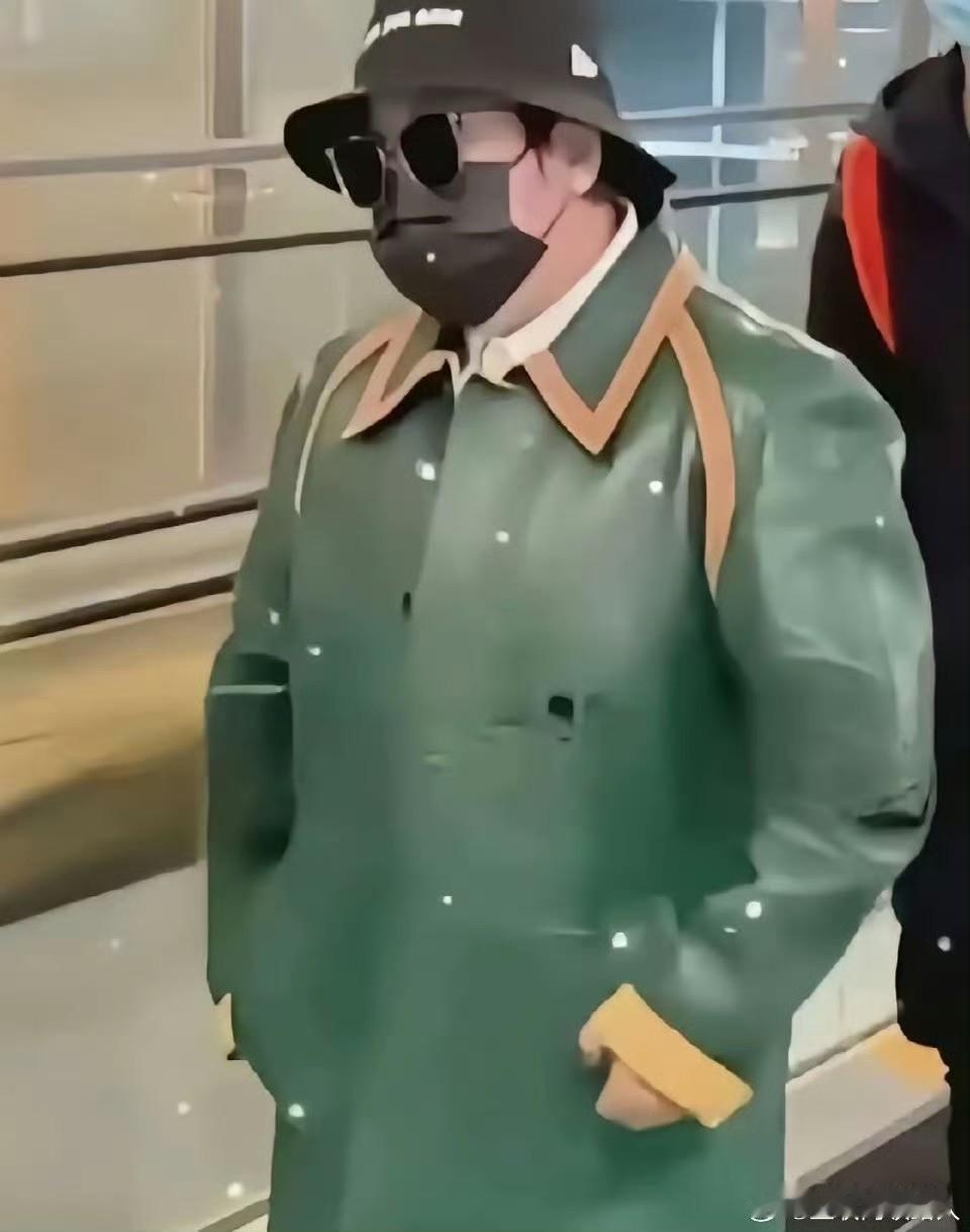 老韩一身十几万的Prada风衣，座驾还是起步400万的阿斯顿马丁。
这条件怎么看
