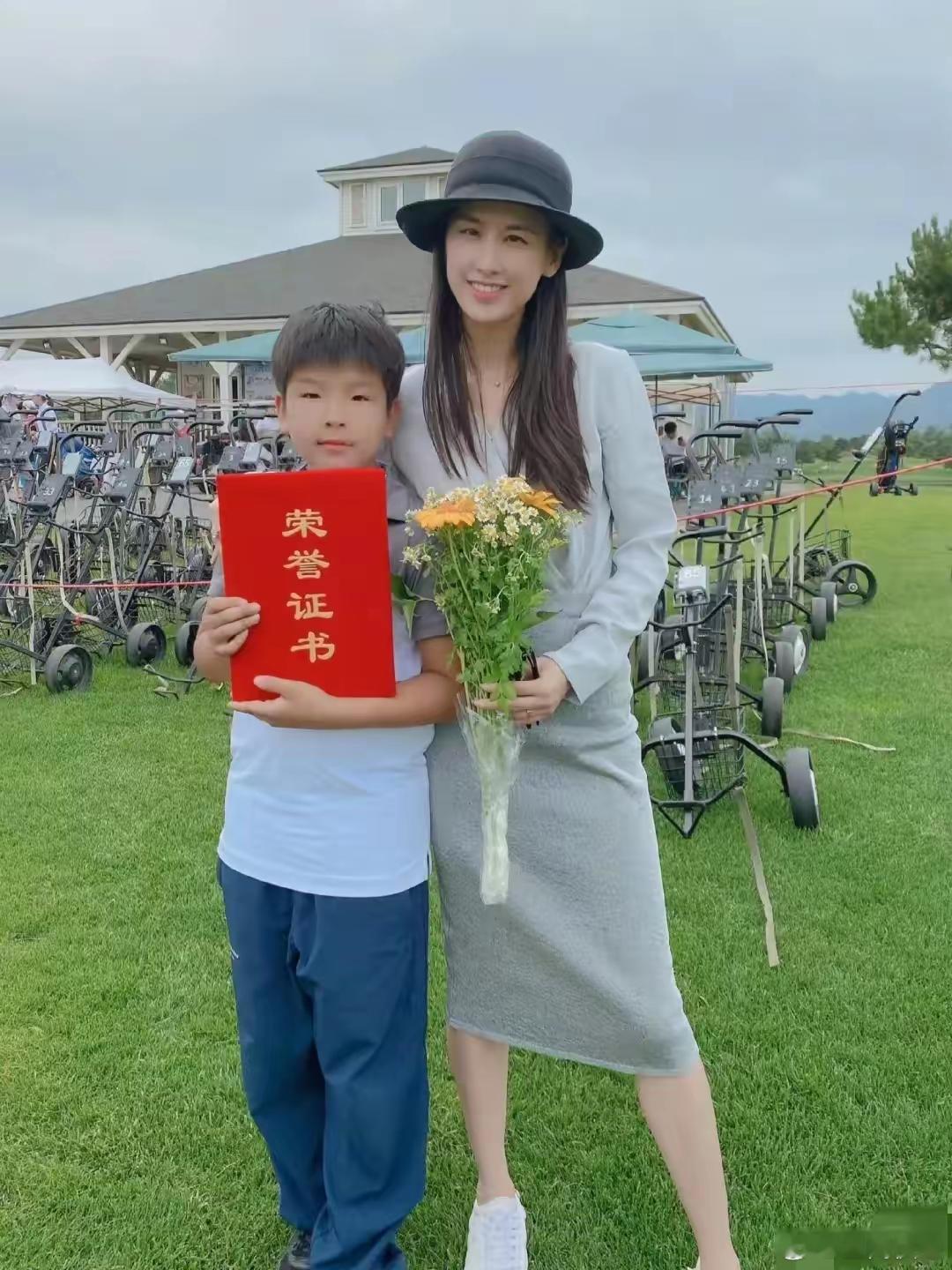 杨子和黄圣依两口子都挺好看的但是感觉孩子还没长开 