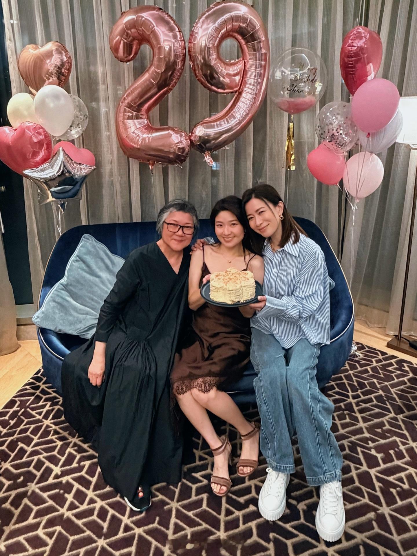 佘诗曼为许绍雄女儿庆生佘诗曼陪许绍雄女儿过生日 佘诗曼为许绍雄女儿庆生，重情义的