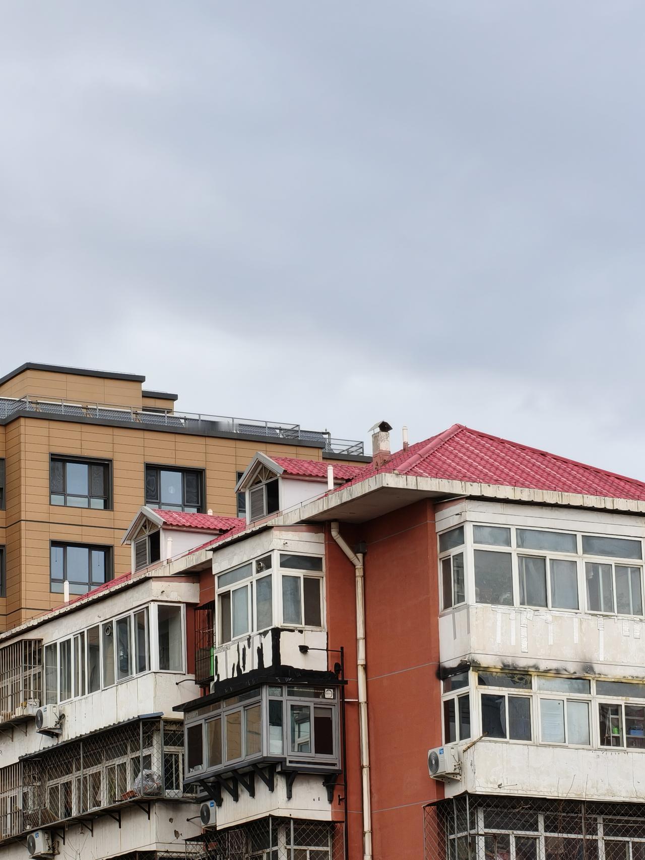 这会的北京刮大风了！
阴天的北京，中午刮起了大风，一起风，走在外面咱显冷的感觉。