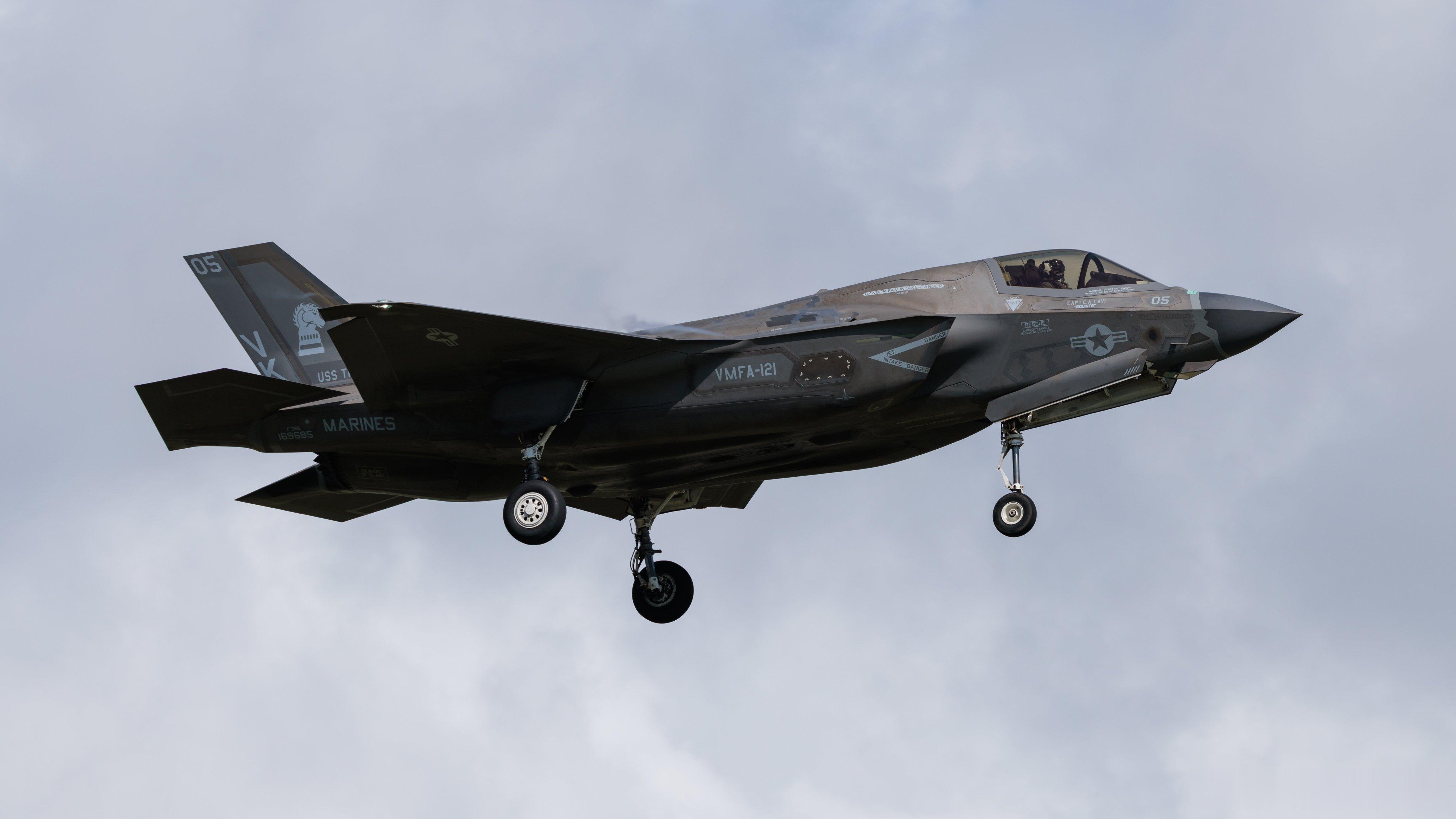 美国海军陆战队第121战斗攻击中队(VMFA-121)的多架F-35B被拍到出现