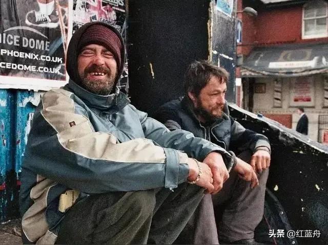 前些年，我们不少国民常常羡慕美国底层人的待遇有保障，即便失业也能领到救剂金，生活