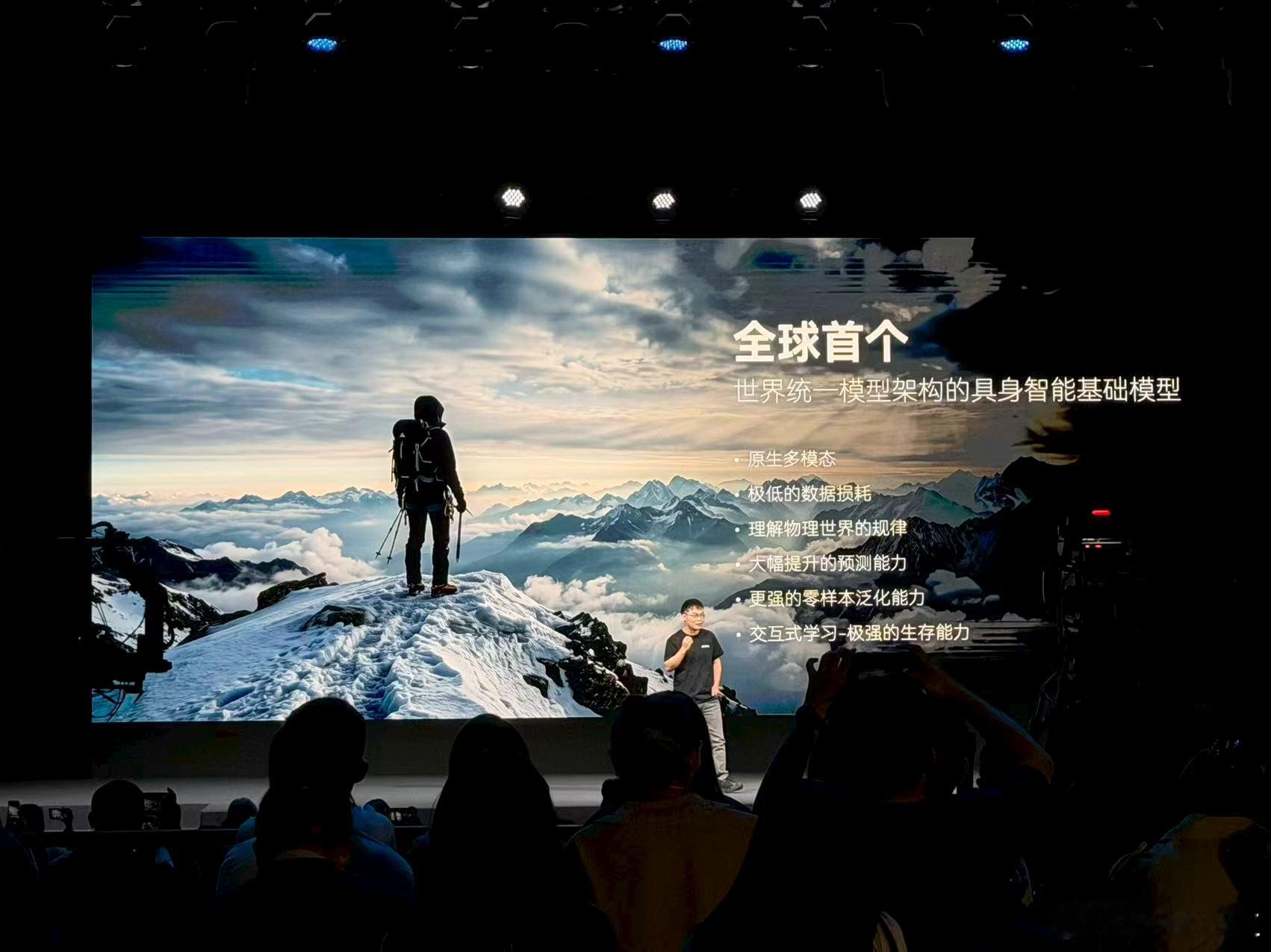 变量今天发布的 Wall-B 有一个细节：晾衣服失败了，没有停下来，而是偏了偏头