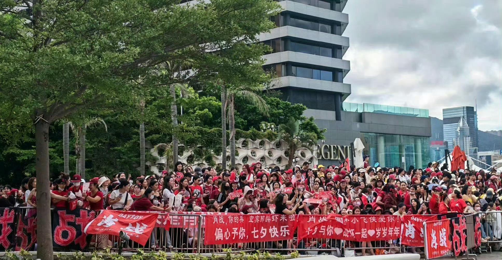 银发奶奶高举肖战大旗应援不愧肖战带的兵香港活动氛围感拉满，人群之中，银发奶奶高举