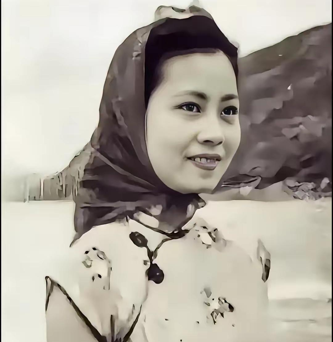 1943年，东江纵队19岁女情报员被叛徒卖给日本人，跳江前她朝特务头子笑了一下—