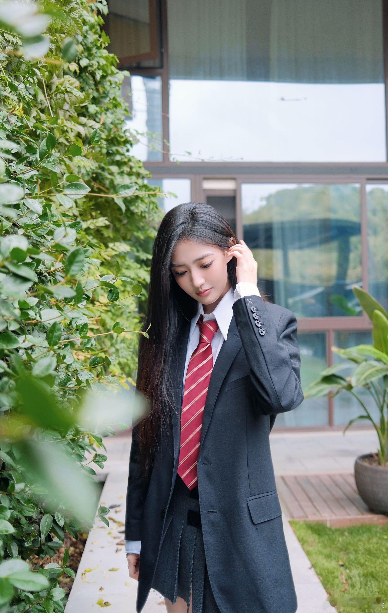 谁懂徐璐学院风制服的含金量  国医少年志  徐璐学姐的学院风裙子，让人一眼万年。