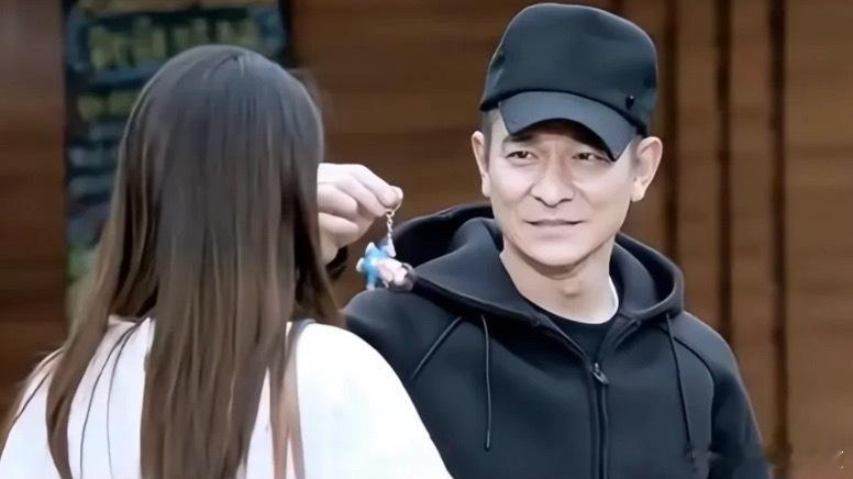 我想问刘德华这丑帽子到底有什么故事？不知道有没有跟我一样看《我的少女时代》镜头给