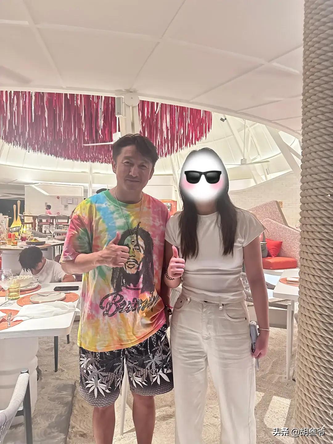 果真是瘦死的骆驼比马大。
邹市明夫妇去年还在直播间哭穷，声称破产亏损上亿。如今，